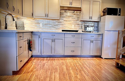 Marshall Apartment | NEW! Epic mountain view, 24 minutes to Downtown Asheville, NC