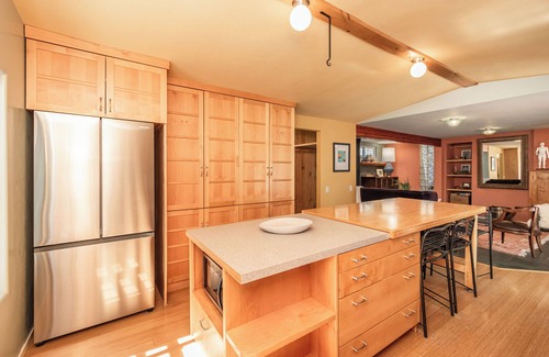 Cedar Ridge House | NEW Family Friendly Quiet Creekside 4 BR Hot Tub Sauna Firepit Theater Big Yard