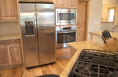 Tahoe Island House | New ~* Family Oriented *~ House, 30+ Days