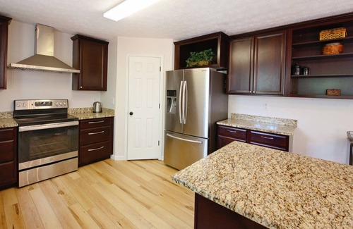 Fayetteville House | NEW Fayetteville , near Airport, Trilith, Shopping mall, Data Center, NASCAR