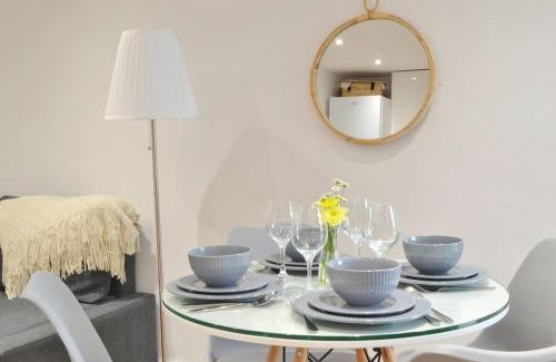 Luton Apartment | New Flat near Luton Airport FREE PARKING
