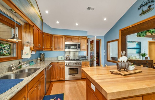 Center Tuftonboro House | New for 2023 Magical Mirror Lake Home Dock For 20ft Boat Sleeps 9