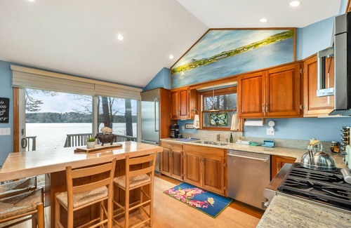 Center Tuftonboro House | New for 2023 Magical Mirror Lake Home Dock For 20ft Boat Sleeps 9