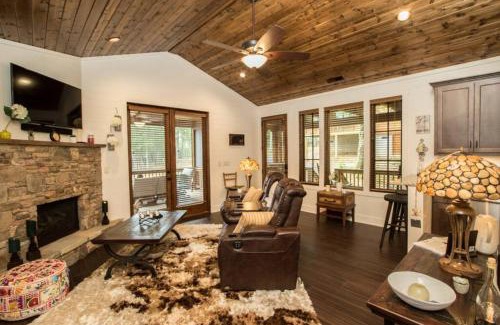 Glenville Villa | NEW FOREST COTTAGE W/GRILL & DECK:HIKE, FISH, GOLF