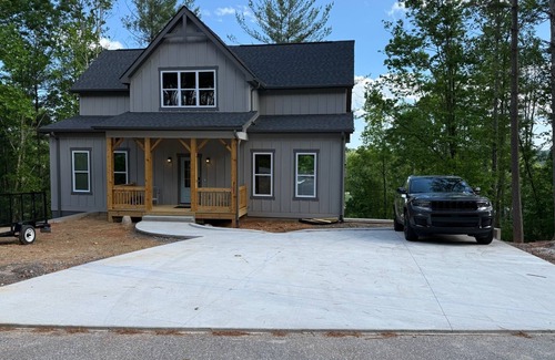 Nebo House | New four bedroom house with private dock on Lake James.