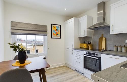 Cheltenham Apartment | New Fresh Central Wifi Skyline