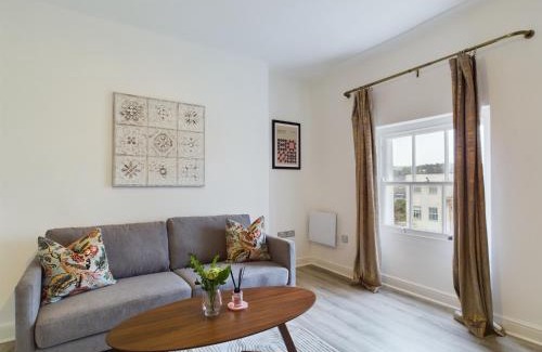 Cheltenham Apartment | New Fresh Central Wifi Skyline
