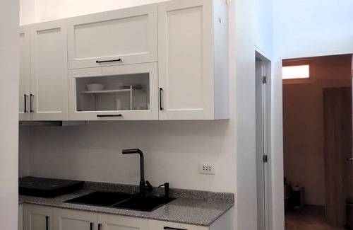 Santa Cruz Apartment | New Furn 1 Br/1 Bath/Kitchen, Manila-Univ Belt, AC, Hot water, Wifi, Netflix -u2