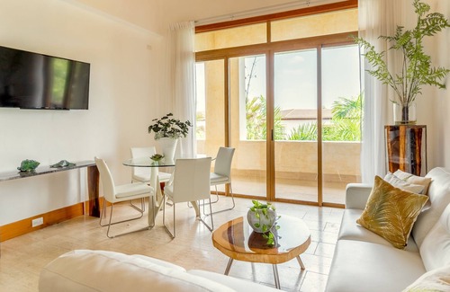Los Altos Apartment | NEW Garden view Apartment with family pool & jacuzzi