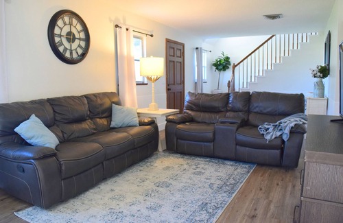 Englewood House | NEW! Gated 2/2 Single-family Guest House! 13 mins to Englewood Beach!