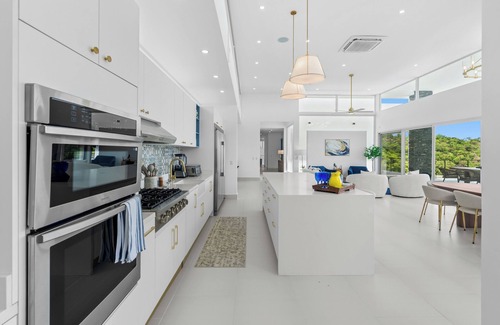 Coco House | New Gated Home - 6 Suites - Vacation Planning Included!