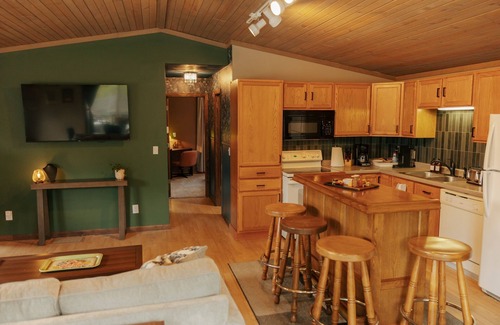Wisconsin Dells House | NEW Gillette Supper Club hot tub
