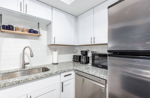 Lake Biltmore Village Condo | NEW & GORGEOUS Lakefront ZEN 3 bedrooms [2 KING +1 Queen]