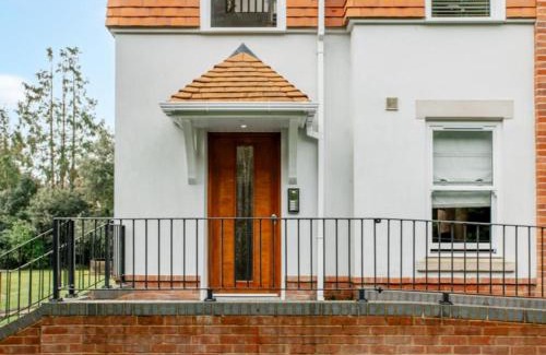 Westbourne Apartment | New Ground floor apartment, 4 mins walk to beach