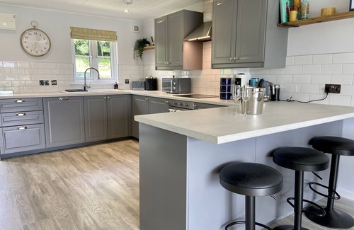 South Cerney Cottage | New Hampton style house on Cotswold lake -sleeps 6