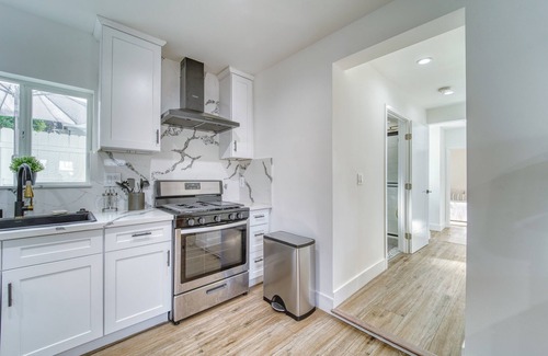Reseda House | NEW! Hart House - Gorgeous 3BR House in Sunny LA