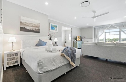Banksia Beach House | New Haven - Grand Canal View Suite