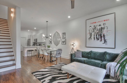 Hillsboro West End House | New! Hillsboro Village, Walkable, Luxury, 8 beds, Private Rooftop, Free Parking