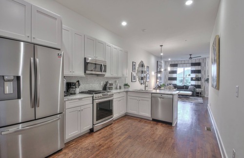 Hillsboro West End House | New! Hillsboro Village, Walkable, Luxury, 8 beds, Private Rooftop, Free Parking