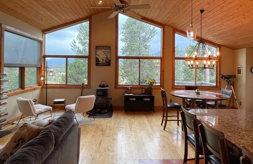 Grand View Highlands Ski Chalet | NEW, Hillside Haven Lodge, 15 mins to Devils Thumb Ranch, Hot tub on 1 acre