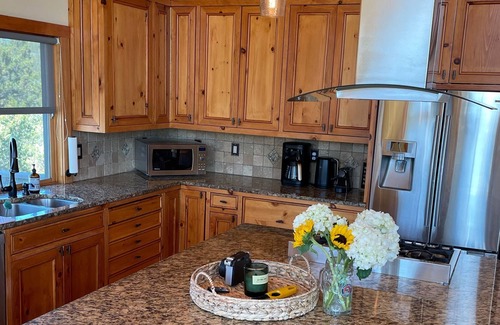 Grand View Highlands Ski Chalet | NEW, Hillside Haven Lodge, 15 mins to Devils Thumb Ranch, Hot tub on 1 acre