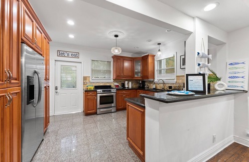 Parker Ridge House | NEW! Historic Estate-Heated Pool - Two Guest Houses - Sleep16 - NEAR EVERYTHING