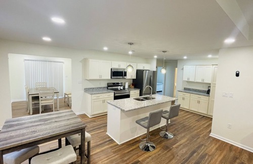 Pleasure Ridge Park House | New home just build, fenced .Close to many restaurants. 20 min to the airport