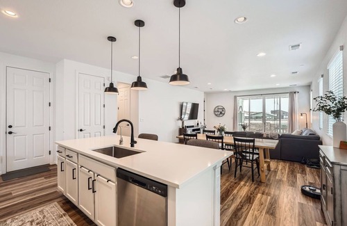 Aurora House | New home near DIA!