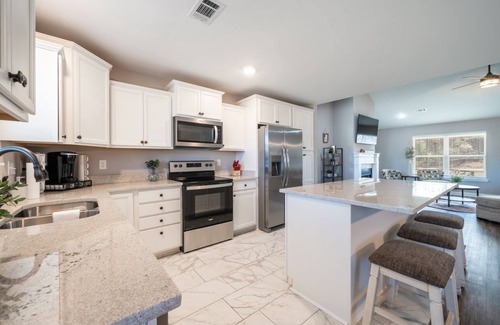 Jones Mills House | New Home on 5 acres 10 mins from Oaklawn/Casino/Lake/Shopping with amazing views