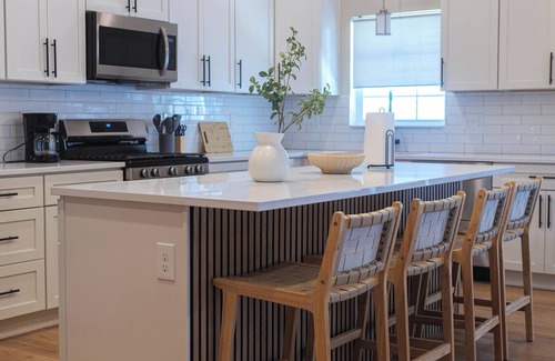 Hough House | New Home, Walk to Clinic, Private Patio & Hot Tub!
