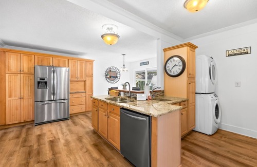 Mooresville House | NEW! Hot Tub, Amazing Sunsets, Sleeps 10, 4bd 4ba!