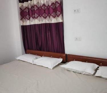 Varanasi Hotel | New Hotel Yatri Niwas