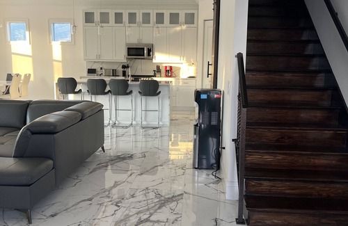 Riverbend Country Club House | new house 10 minutes to downtown