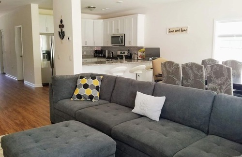 Wall House | NEW House - 10% off wkly - 6 badges/huge private backyard - Great for families!