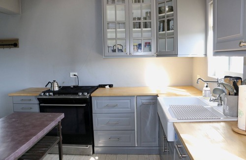 Gregory Town House | New house, completely private with a garden, 10 min from Surfers Beach