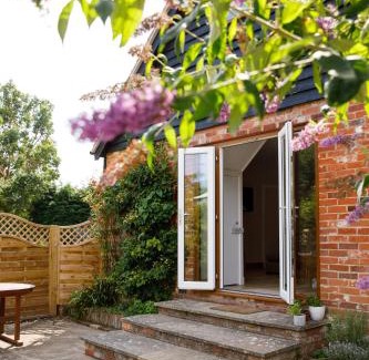 Sidlesham House | New House, " Orchard Croft Lodge ", DOG FRIENDLY, 20 Minutes From Goodwood Events, 9 Minutes From Sandy West Wittering Beach, 2 Bathrooms, Can Sleep 8 On Request, Free Wi-Fi & Sky Sports, Very Quiet Location, Free Parking for 8 Cars