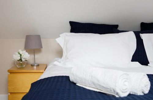 Sidlesham House | New House, " Orchard Croft Lodge ", DOG FRIENDLY, 20 Minutes From Goodwood Events, 9 Minutes From Sandy West Wittering Beach, 2 Bathrooms, Can Sleep 8 On Request, Free Wi-Fi & Sky Sports, Very Quiet Location, Free Parking for 8 Cars