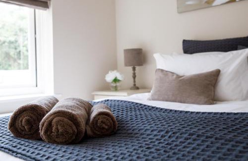 Sidlesham House | New House, " Orchard Croft Lodge ", DOG FRIENDLY, 20 Minutes From Goodwood Events, 9 Minutes From Sandy West Wittering Beach, 2 Bathrooms, Can Sleep 8 On Request, Free Wi-Fi & Sky Sports, Very Quiet Location, Free Parking for 8 Cars