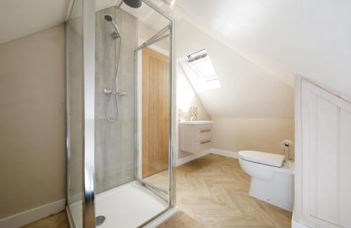 Sidlesham House | New House, " Orchard Croft Lodge ", DOG FRIENDLY, 20 Minutes From Goodwood Events, 9 Minutes From Sandy West Wittering Beach, 2 Bathrooms, Can Sleep 8 On Request, Free Wi-Fi & Sky Sports, Very Quiet Location, Free Parking for 8 Cars