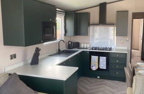Congleton Cabin | New in 2022. Lodge with two bedrooms, one double with en-suite and one twin and a shower room.