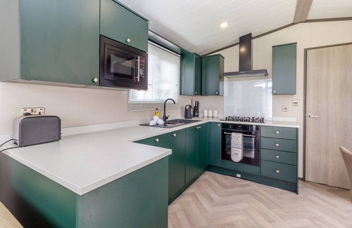 Congleton Cabin | New in 2022. Lodge with two bedrooms, one double with en-suite and one twin and a shower room.