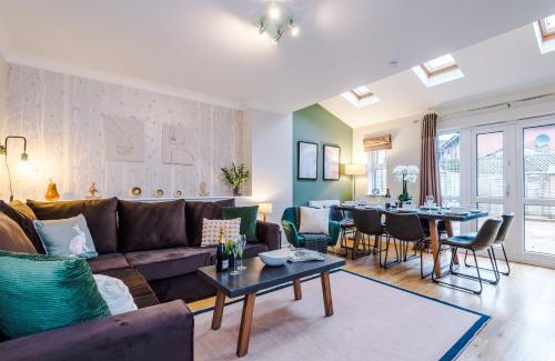 Northwich House | NEW! Incredible Home In Northwich By 53 Degrees Property, Perfect For Groups, FREE Parking!