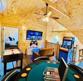 Pigeon Forge Villa | New! Indoor Pool/PS 5/Hot tub/Parkway