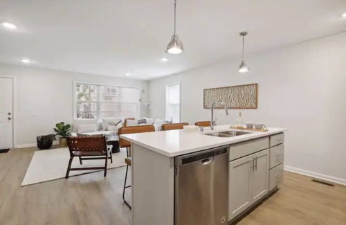 Uptown House | NEW Insta-Worthy Home Steps From The Lakes
