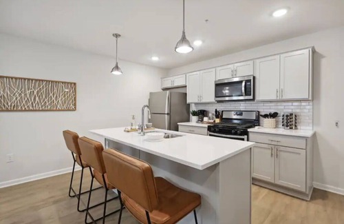 Uptown House | NEW Insta-Worthy Home Steps From The Lakes