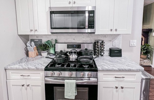Tucker House | NEW! King Bed - Near ATL - Huge Backyard W/Deck - PETSn15% off between 1/1-1/31