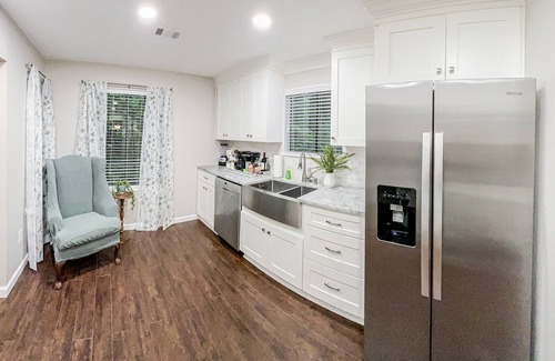 Tucker House | NEW! King Bed - Near ATL - Huge Backyard W/Deck - PETSn15% off between 1/1-1/31