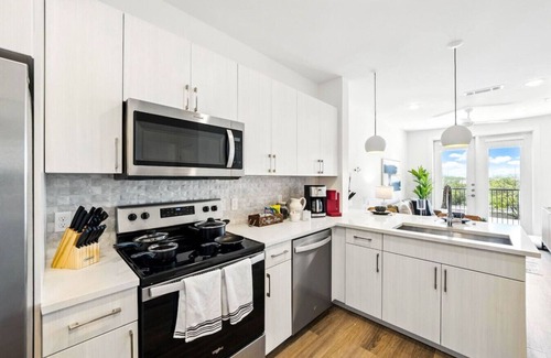 Brentwood Apartment | New King Bed~Pet Friendly Loft