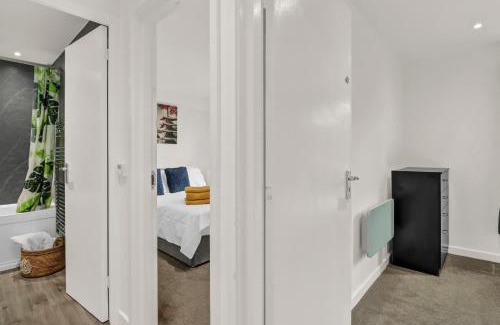 New Cross Apartment | New King size bed apartment with free parking