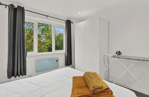 New Cross Apartment | New King size bed apartment with free parking